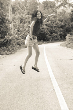 亞洲泰國美女跳上馬路