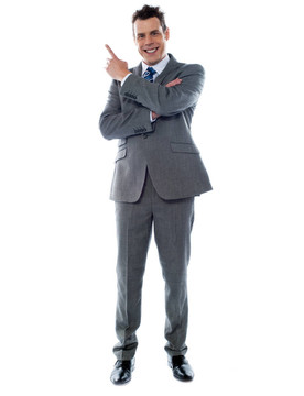 在西裝指著分隔開的商人