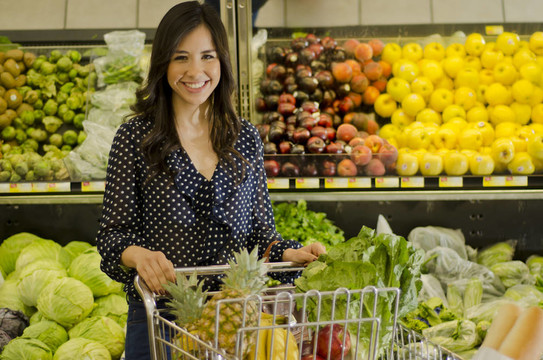 可愛的女人在雜貨店