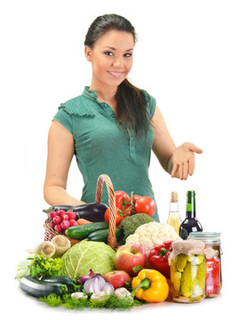 年輕婦女與各種食品分離白色