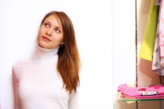 年輕女人在商店里買衣服