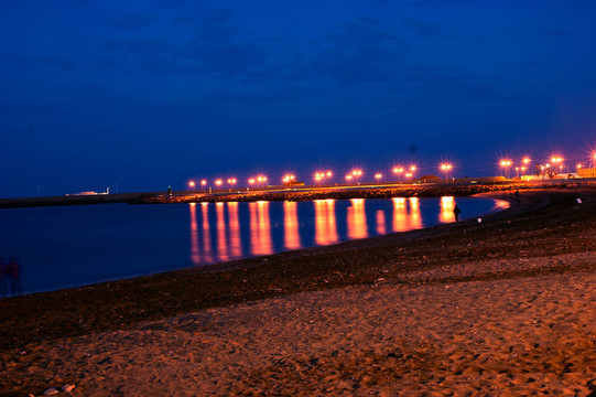 夜晚的海岸