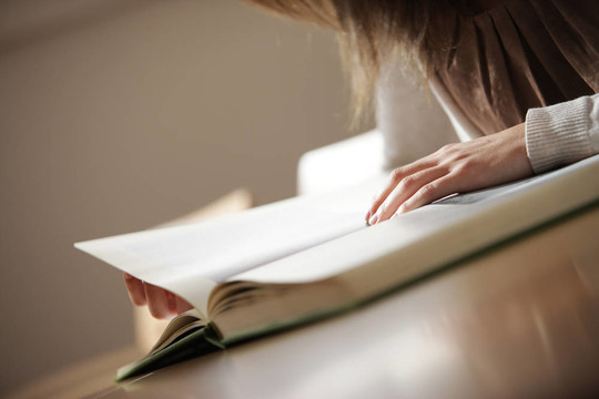 年輕女人與書