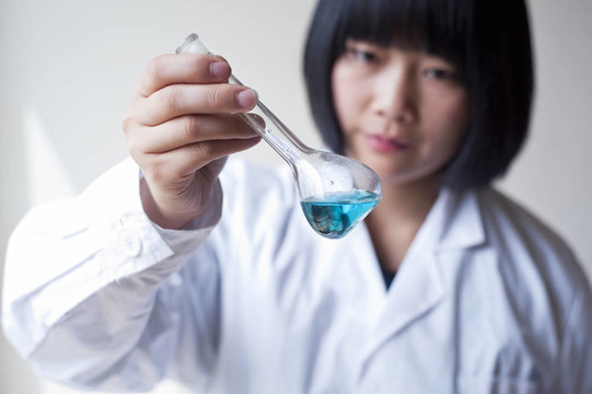 女職工做實驗