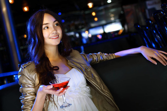 夜總會里有魅力的女人喝一杯