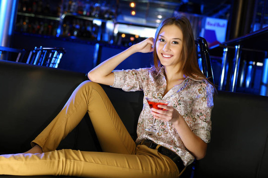 夜總會(huì)里有魅力的女人喝一杯
