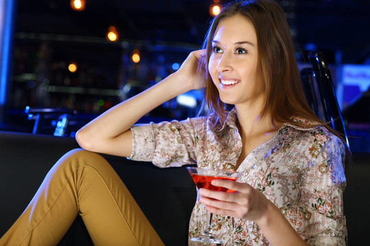 夜總會里有魅力的女人喝一杯