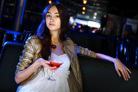 夜總會(huì)里有魅力的女人喝一杯