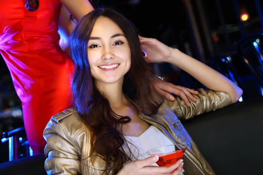 夜總會里有魅力的女人喝一杯