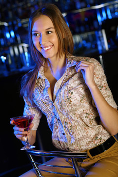 夜總會里有魅力的女人喝一杯