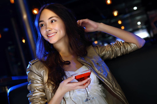 夜總會里有魅力的女人喝一杯