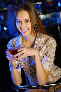 夜總會里有魅力的女人喝一杯