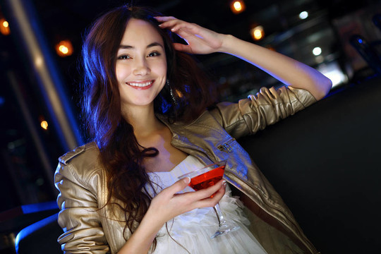 夜總會(huì)里有魅力的女人喝一杯