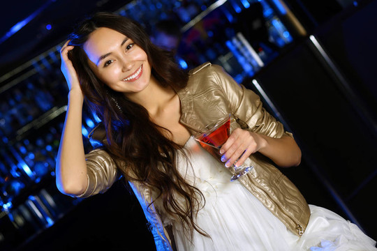 夜總會里有魅力的女人喝一杯