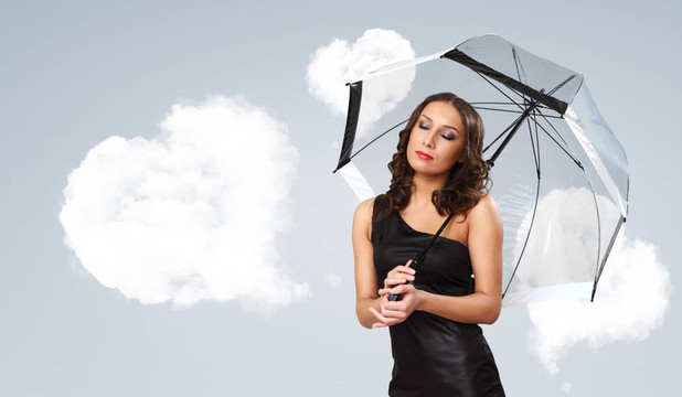 漂亮的年輕女人帶著雨傘和心