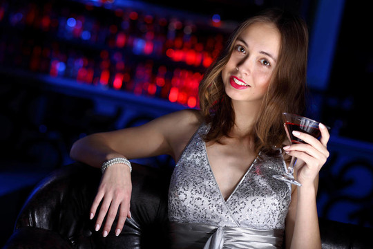 夜總會里的年輕女子喝著酒