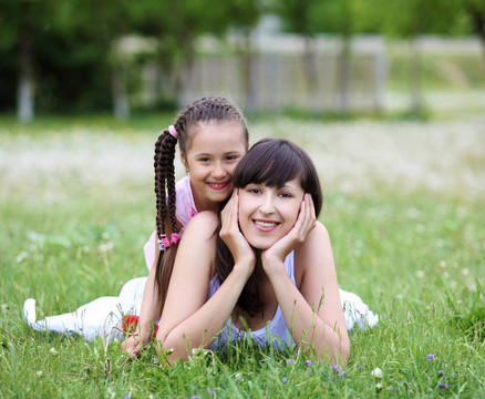 年輕的母親和年幼的女兒