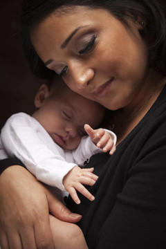 迷人的Ethnic Woman與她的新生嬰兒