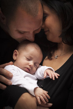 Mixed Race Young與Newborn Baby家族