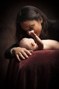 迷人的Ethnic Woman與她的新生嬰兒