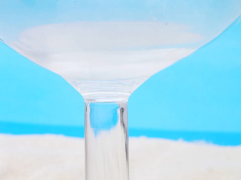 海灘上的香檳酒杯