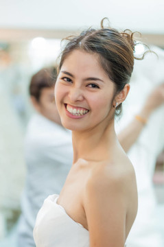 穿婚紗的亞洲女人