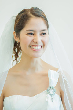穿婚紗的亞洲女人