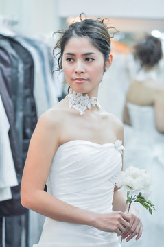 穿婚紗的亞洲女人