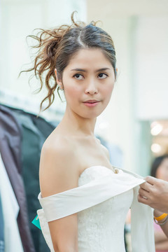 穿婚紗的亞洲女人