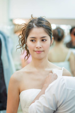 穿婚紗的亞洲女人