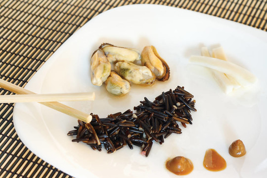 白菜黑崛起；貽貝和魷魚在竹臺布仍然生活