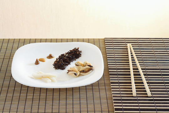 白菜黑崛起；貽貝和魷魚(yú)在竹臺(tái)布仍然生活