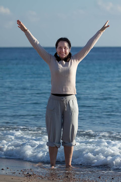 快樂的成熟女人在海邊