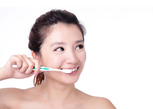 女人微笑著刷牙