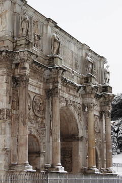 在雪中康斯坦丁拱