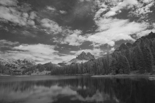 Dolomites紅外景觀；意大利