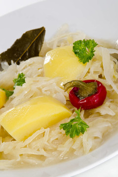 煮土豆酸菜湯