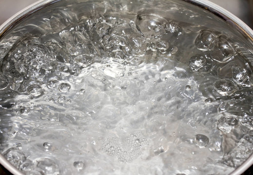 充滿了沸騰的水鍋