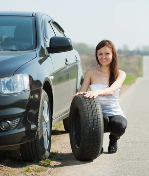 女子換車輪