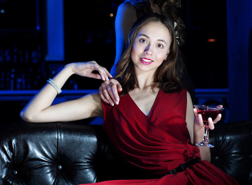 年輕女子喝了一杯酒休息
