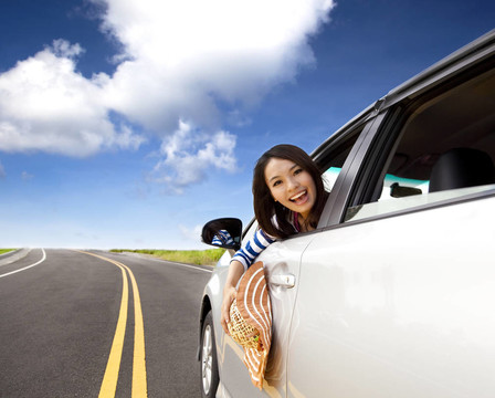 快樂的年輕女子坐在車里