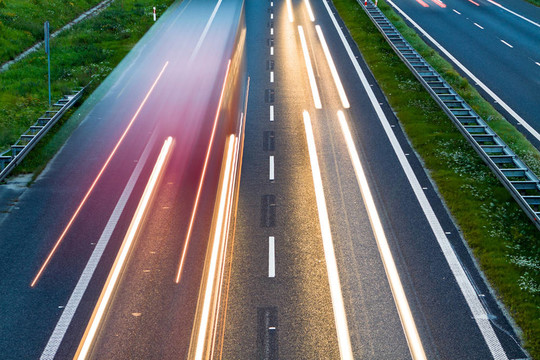 公路交通與道路上的汽車