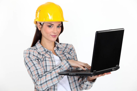 女建筑工人與筆記本電腦