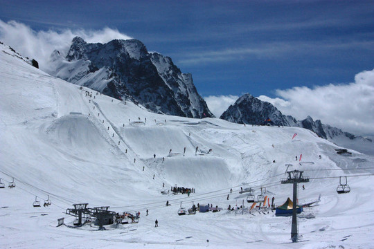 高山；冬季；晴天