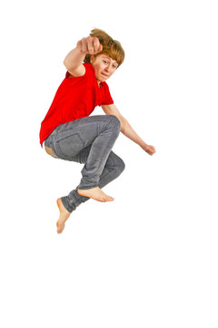 少年男孩在空中跳躍的肖像
