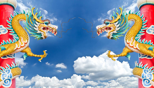 藍(lán)色天空的龍雕像