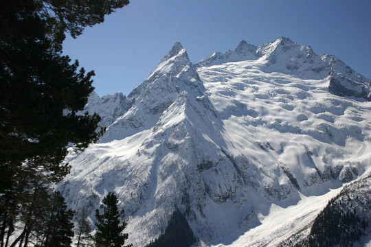高山；冬季；晴天