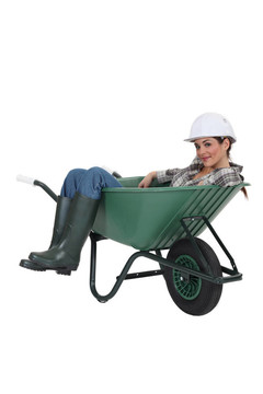女人躺在手推車