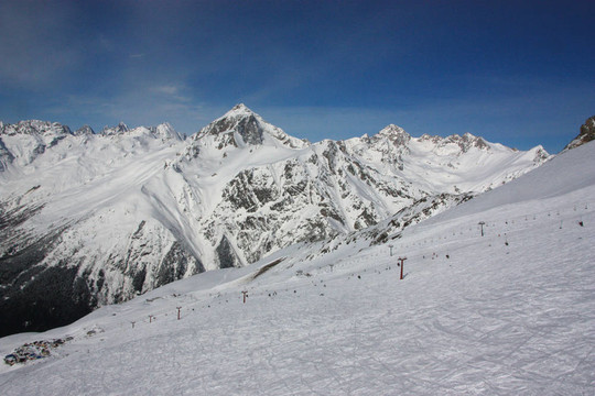高山；冬季；晴天