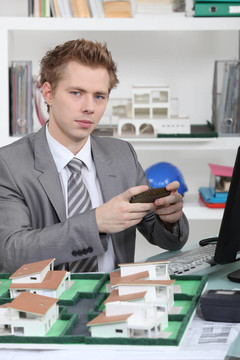 他辦公室的建筑師。
